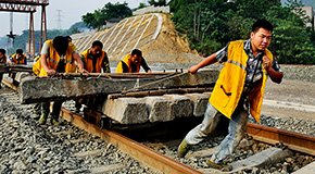 為了成渝客專順利通車拼了的鐵路工人們