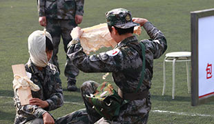 護士中的&ldquo;女漢子&rdquo;：95後戰地女救護兵扛15公斤背包狂奔如風