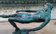 郑州一裸体女性雕塑私密部位被摸得蹭亮(图)