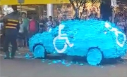 巴西小轿车占残疾人车位 车身被贴满蓝色便签