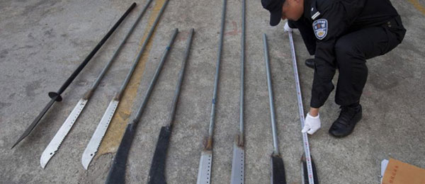 轻轨出口偷拍美女裙底遭抓现行 我控制不住自