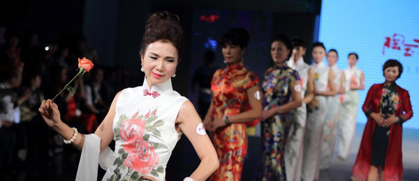 中年模特江苏T台秀旗袍引人关注