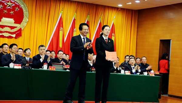 忠县人大常委会主任郭 巍同志为新当选的县人民法院院长李春燕同志