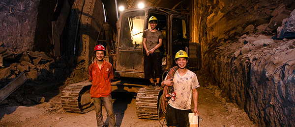 【重慶直轄十九周年特輯】淩晨時分 軌道四號線施工現場的70後80後90後