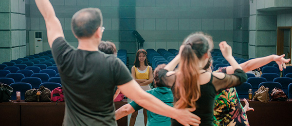 跟著95後班主任學跳拉丁舞的50後老年大學生