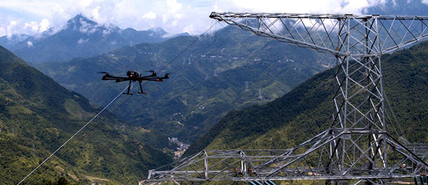 無人機為中國最長特高壓輸電工程重慶段&ldquo;穿針引線&rdquo;