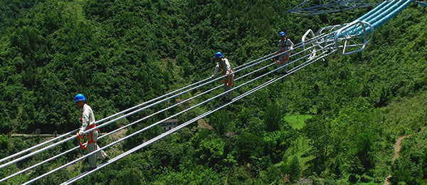 航拍電力&ldquo;超級高速&rdquo;線路上的高空舞者