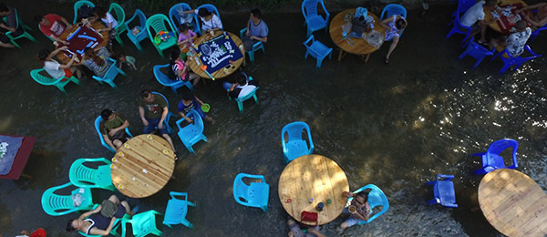 新華網航拍：高溫炙烤下的重慶人&ldquo;城會玩&rdquo; 扎堆水中避暑