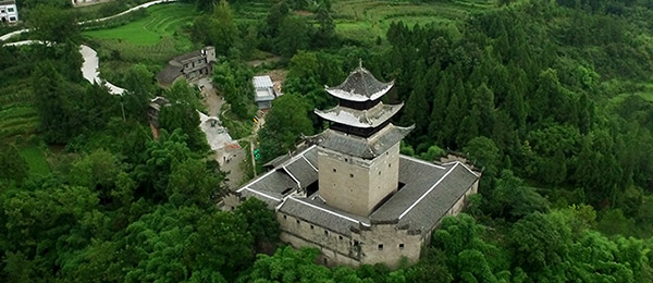 歷經百年依然保存完好：航拍三峽庫區群山深處的&ldquo;神秘古堡&rdquo;