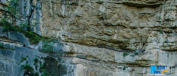 【&ldquo;飛閱&rdquo;中國】航拍重慶懸棺 感受中華孝文化