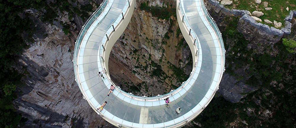 【"飞阅"中国】航拍世界第一悬挑玻璃廊桥 感受云端步步惊心