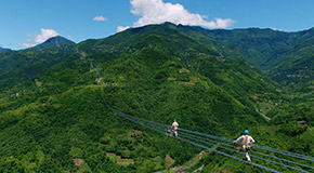 电力线路上的高空舞者