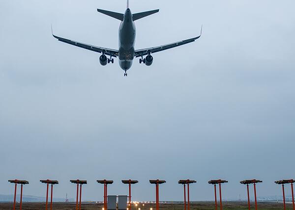 實拍助航燈光巡檢工 擦亮飛機起降之眼