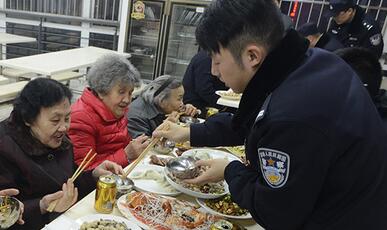 重慶大陽溝派出所裏的溫情年夜飯