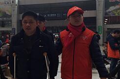 母子攜手戰春運 情暖旅客回家路