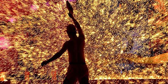 銅梁火龍鬧元宵 鐵水流星慶佳節