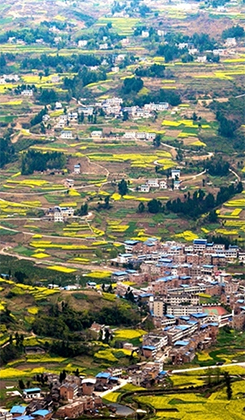 航拍三峽腹地農民新居 錯落有致如繽紛畫卷