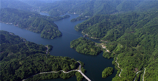 散落在山城的藍寶石 航拍石柱太陽湖