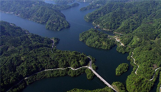 散落在山城的藍寶石 航拍石柱太陽湖