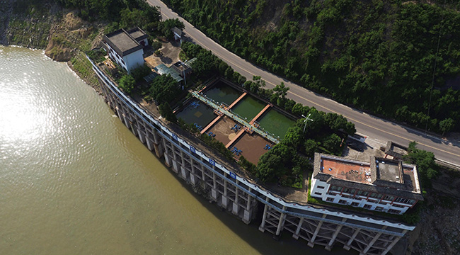 航拍長江之邊的污水處理廠 守護三峽一江碧水
