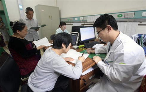 市民正在和醫護人員簽訂協議書