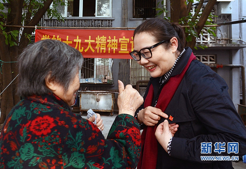 聽完後，在場的一位聾啞人連忙拉住李龍梅，表達自己對黨的感激之情。新華網 趙紫東 攝
