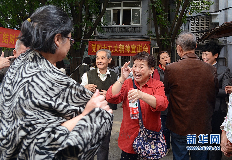 聽完宣講，在場的不少聾啞人心情激動，通過手語不斷詢問自己關心的問題。新華網 趙紫東 攝