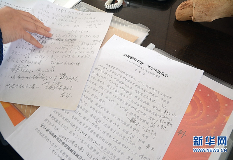 對于每次的宣講內容，李龍梅都根據宣講對象的不同作出調整，力求宣講內容因地制宜、因人制宜。新華網 趙紫東 攝