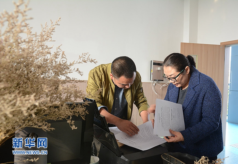 李龍梅第二天在重慶第二師范學院有一場十九大精神宣講。結束完在黃桷渡社區的宣講，李龍梅又匆忙趕回學校，準備第二天的宣講材料。新華網 趙紫東 攝