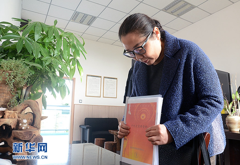 準備好宣講材料，李龍梅不忘還逐一對照檢查。新華網 趙紫東 攝