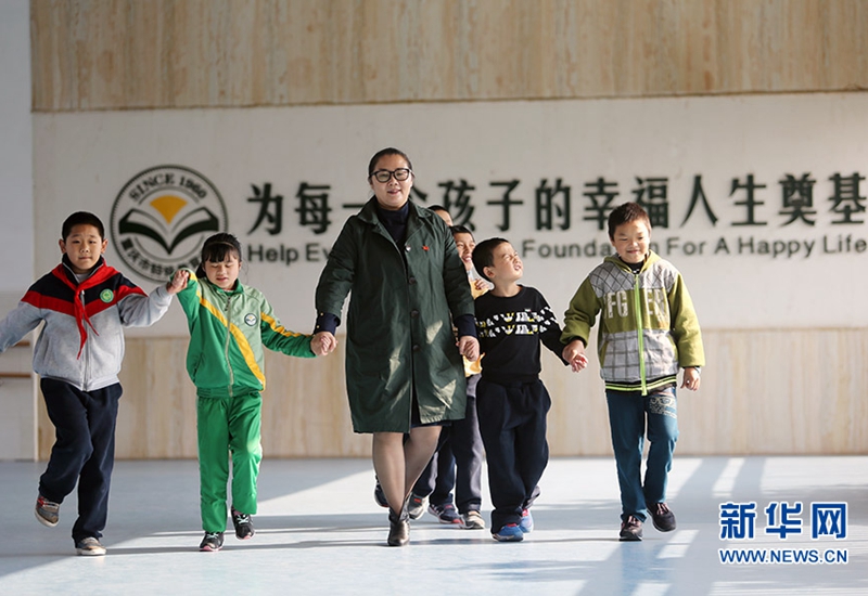 課間休息時，在學校經常看到李龍梅牽著孩子的身影。讓每一個孩子自信而快樂，讓他們過上幸福而有尊嚴的生活，是這位校長最引以為傲的事業。新華網發