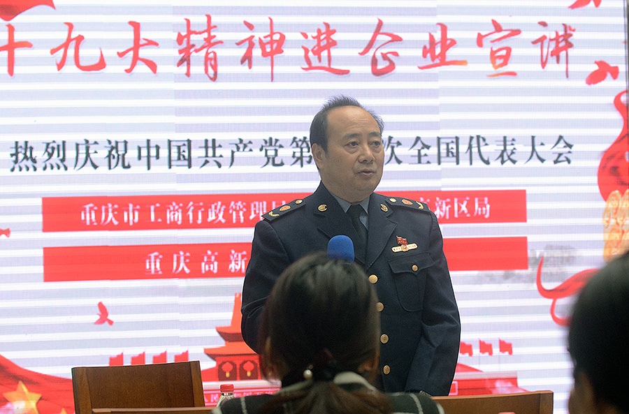 鄭治國根據海外高層次人才視野開闊，創新意識強的特點，有重點的向&ldquo;海歸&rdquo;們宣講十九大精神。 新華網 趙紫東 攝