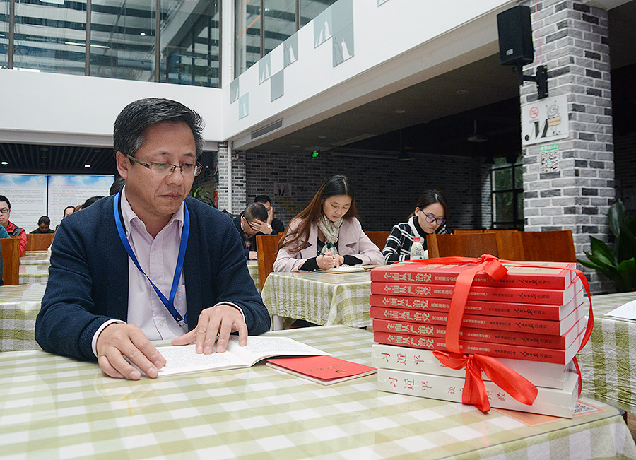 李志遠，是園區內一家從事自動化視覺檢測係統企業的CE0。對于宣講中提出要激發和保護企業家精神，鼓勵更多社會主體投身創新創業，他認為是説到科研人員的心坎裏了去了。新華網趙紫東 攝