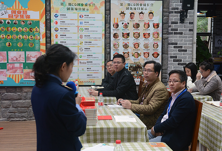 當日,除了十九大精神宣講，高新區工商局工作人員還將政府扶持&ldquo;雙創&rdquo;的各項優惠政策對在場企業家一一做了講解。新華網趙紫東 攝