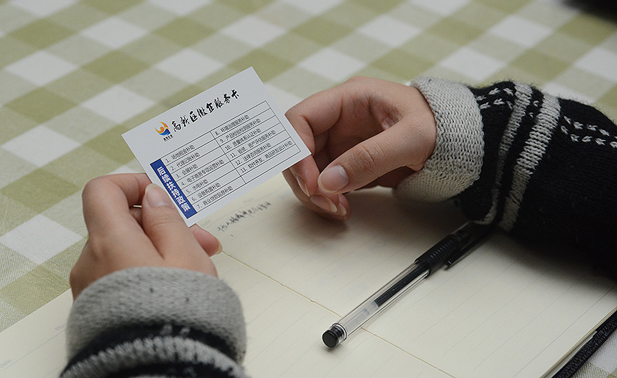 根據扶持政策特點，高新區工商局工作人員制作了一張方便攜帶的服務卡，發放給企業。新華網趙紫東 攝