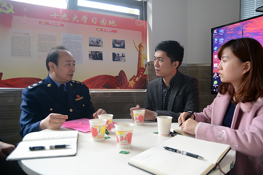 宣讲会后,郑治国召集新党员在园区内的十九大学习园地进行专题辅导.