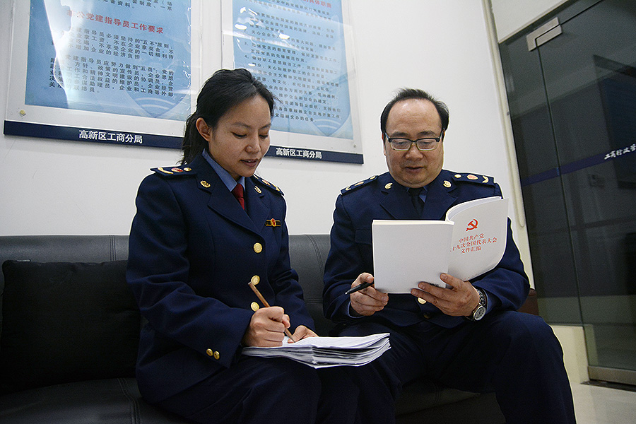 為了做好宣講，鄭治國和同事一起讀原著、學原文、悟原理,認真研讀黨的十九大報告和黨章。針對&ldquo;海歸&rdquo;創業特點進行宣講。新華網趙紫東 攝