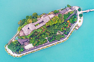 无人机航拍“三峡明珠”石宝寨 如同“江上盆景”
