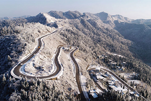 航拍重慶酉陽：穿雪而過的路