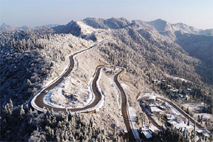 航拍：路&ldquo;穿雪&rdquo;而過