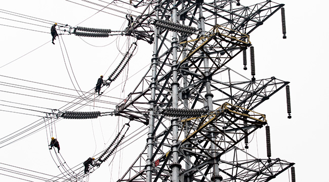 電力工人高塔作業忙 成最美天空素描畫