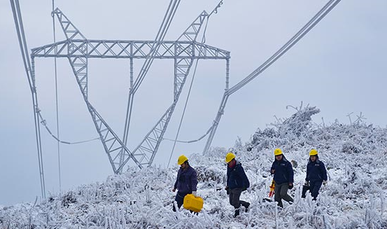 冰雪地裏的高壓電線巡線員