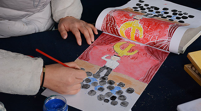 【網絡媒體走轉改】重慶農民制版畫宣傳黨的十九大精神