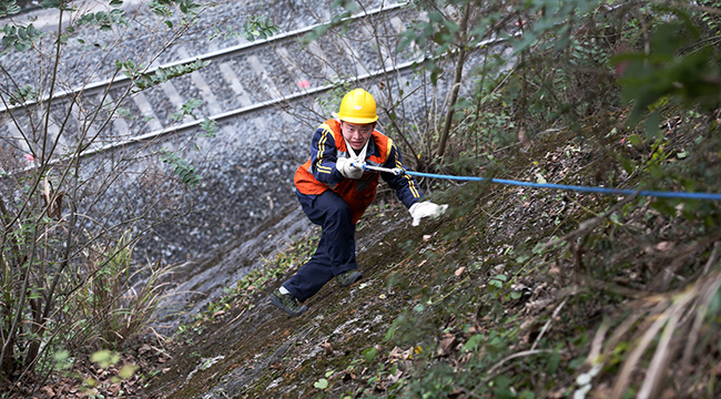 春運途中的&ldquo;高山排險者&rdquo;