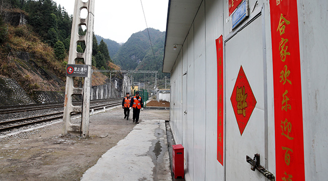 一名線路養護工鐵路上的第12個春節