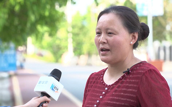 罐壩村村民王忠淑接受新華網採訪