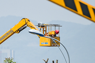 重慶大學城：4000套路燈燈桿&ldquo;穿&rdquo;新衣