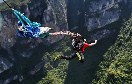 2018世界低空跳伞大赛在云阳举行 顶级选手挑战云端廊桥
