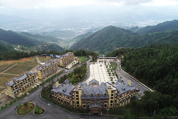 新華鷹航拍齊聖莊園 感受別樣鄉村旅遊