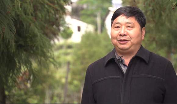 齊聖村村支書熊尚兵介紹鄉村旅遊發展情況